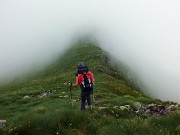 35 Nel bel mezzo della nebbia che sale dai due versanti...